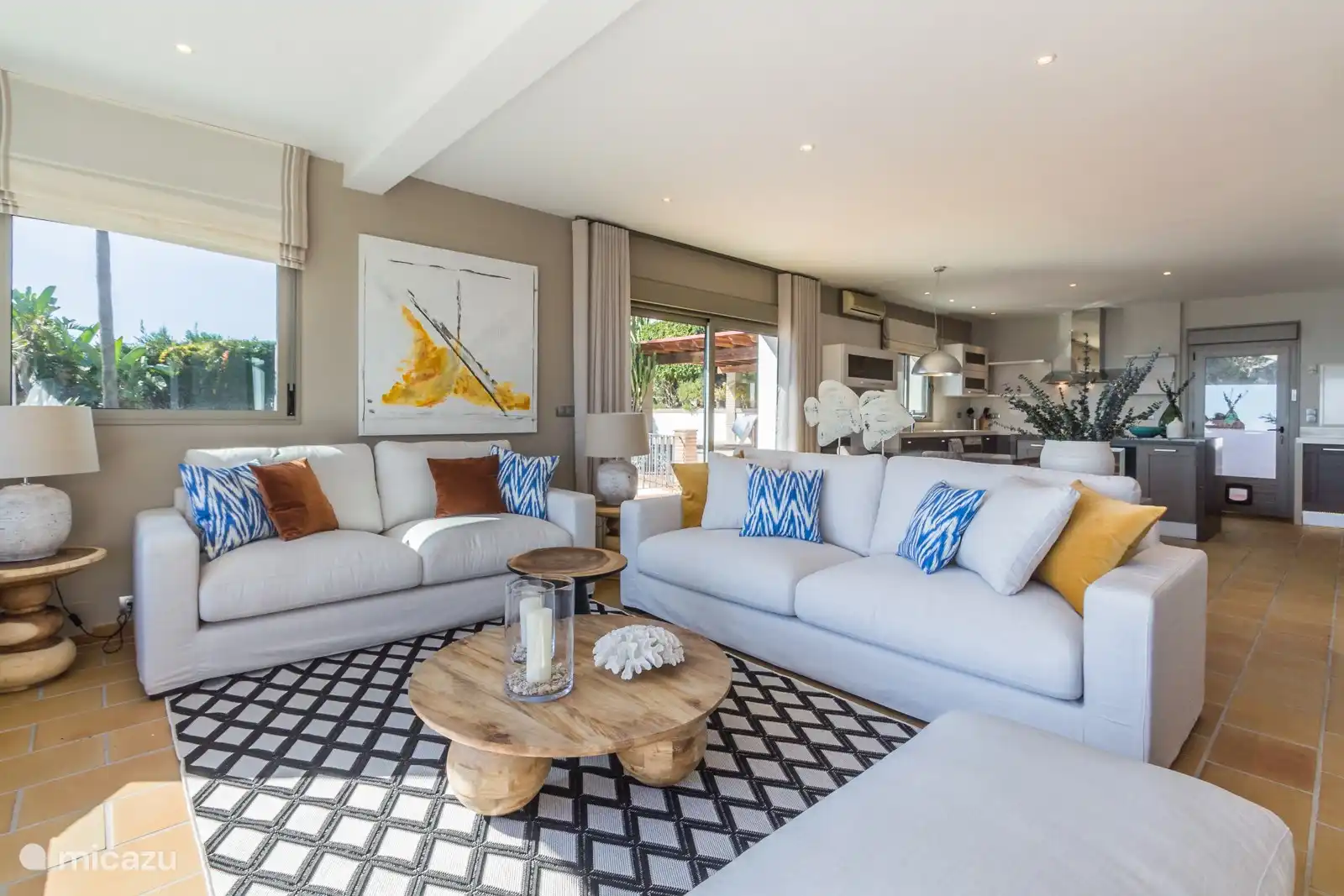 Geräumiges Wohnzimmer mit Sitzecke, Essbereich und großer offener Küche. 