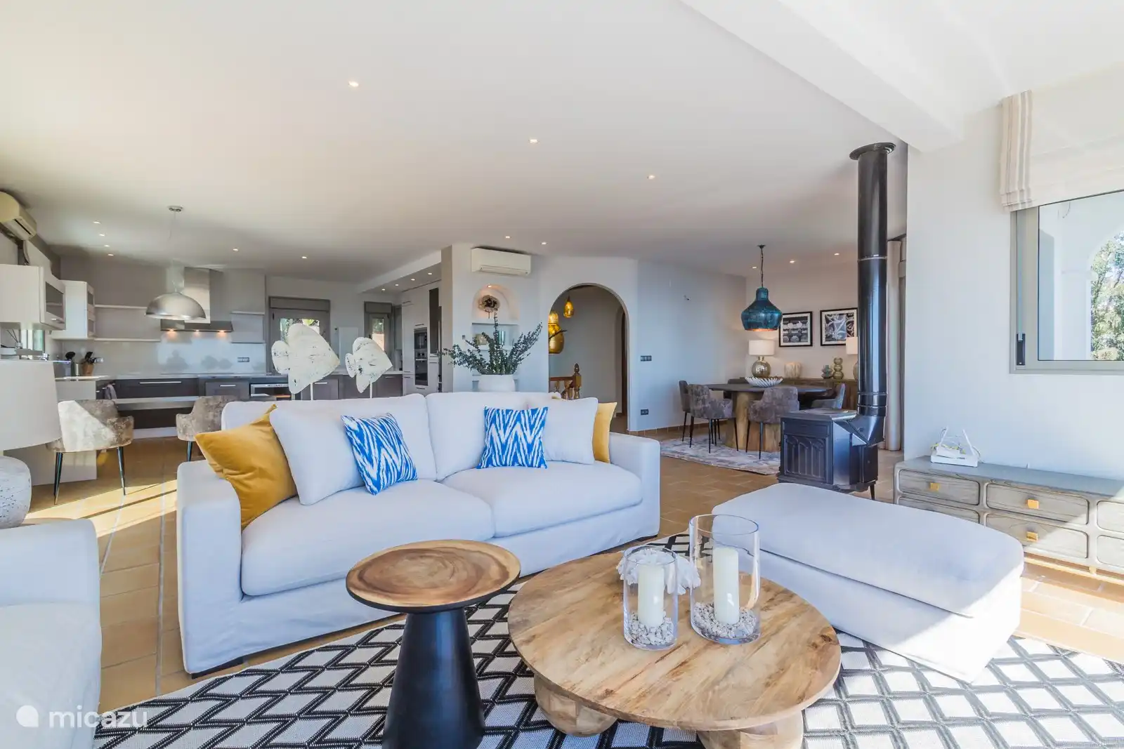 Geräumiges Wohnzimmer mit Sitzecke, Essbereich und großer offener Küche. 