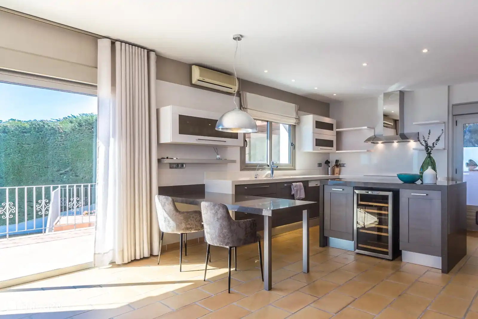 Voll ausgestattete Küche mit Sitzecke