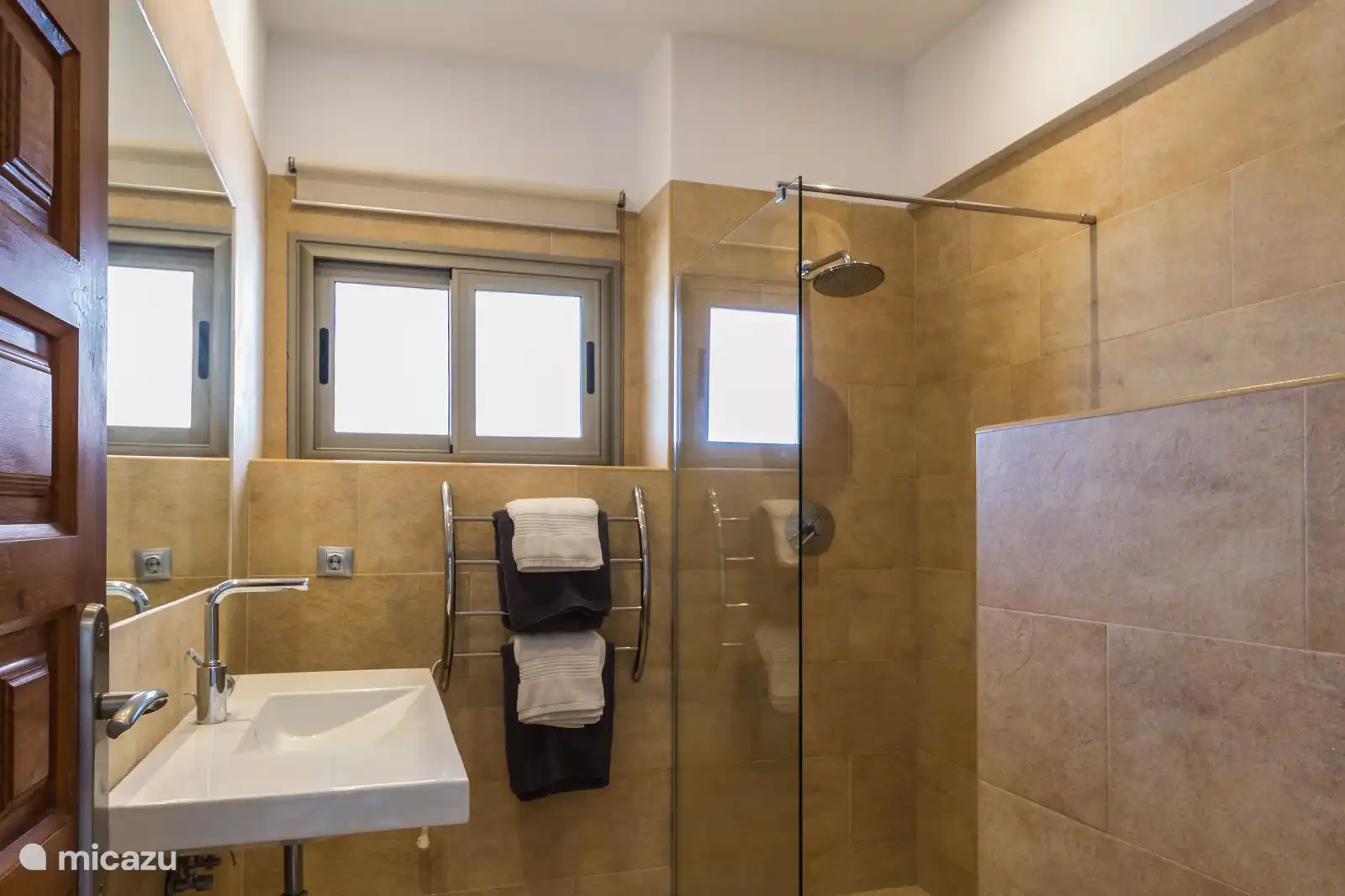 Badezimmer mit begehbarer Regendusche