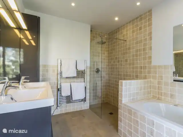 Villa Miranda | Espagne, Andalousie, Salobrena - villa salle de bain avec baignoire, douche à l'italienne à effet pluie, double vasque et toilettes