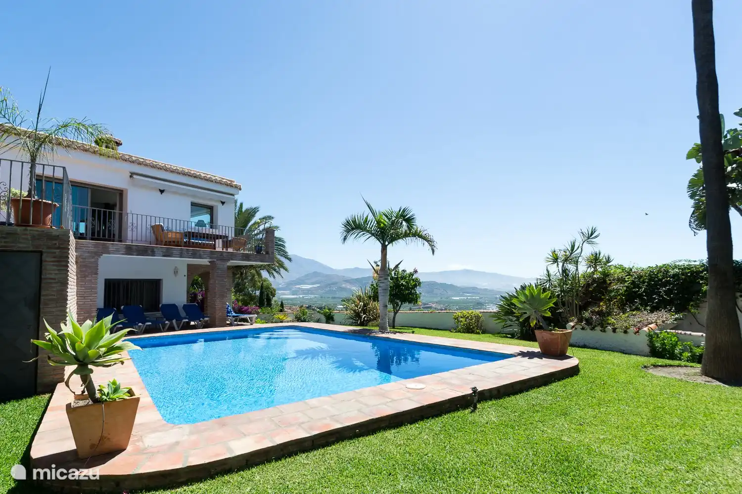 privater Pool von 7,5 x 5,5 m