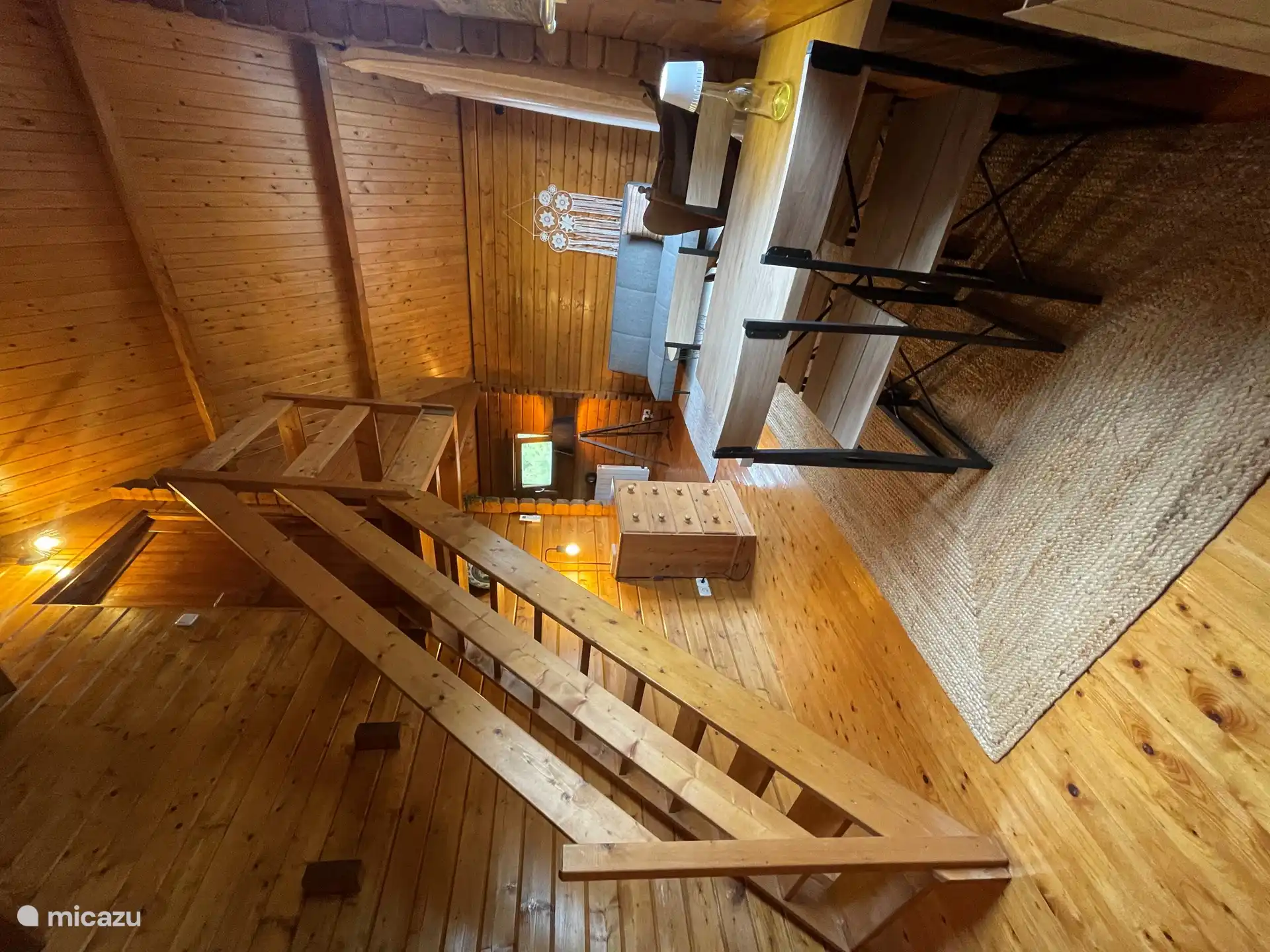 Die Treppe führt zum 2. Schlafzimmer.