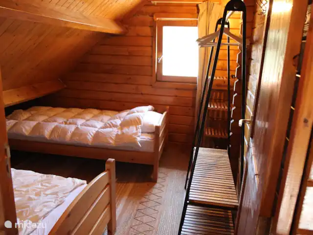 Location de Vacances Portugal, Coimbra, Covas, cabane en bois / lodge - Casa Vista Bonita La 2ème chambre avec 2 x lits simples. Cet étage est accessible par un escalier en bois