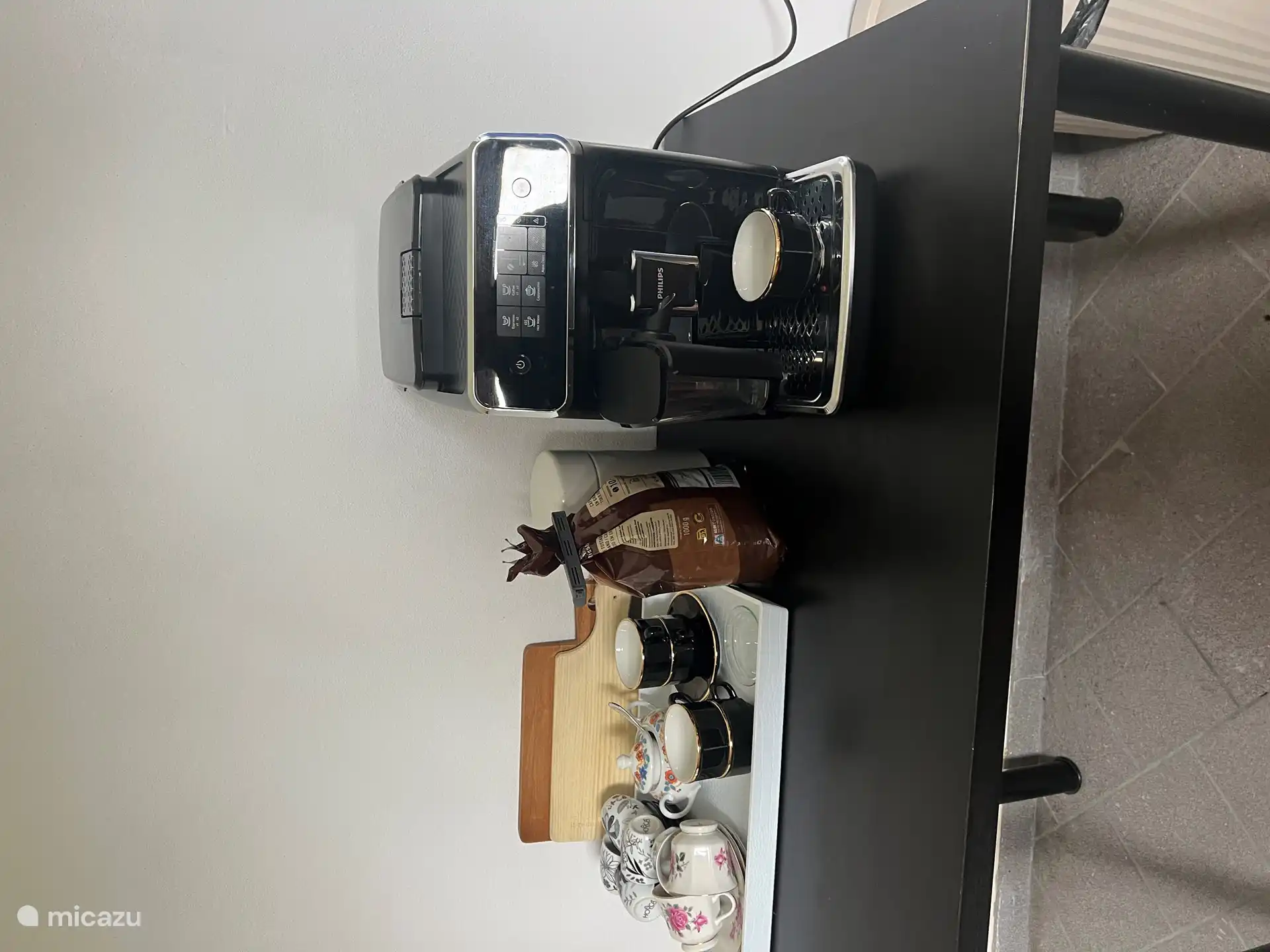 Kaffeevollautomat für eine leckere, frisch zubereitete Tasse Kaffee am Morgen