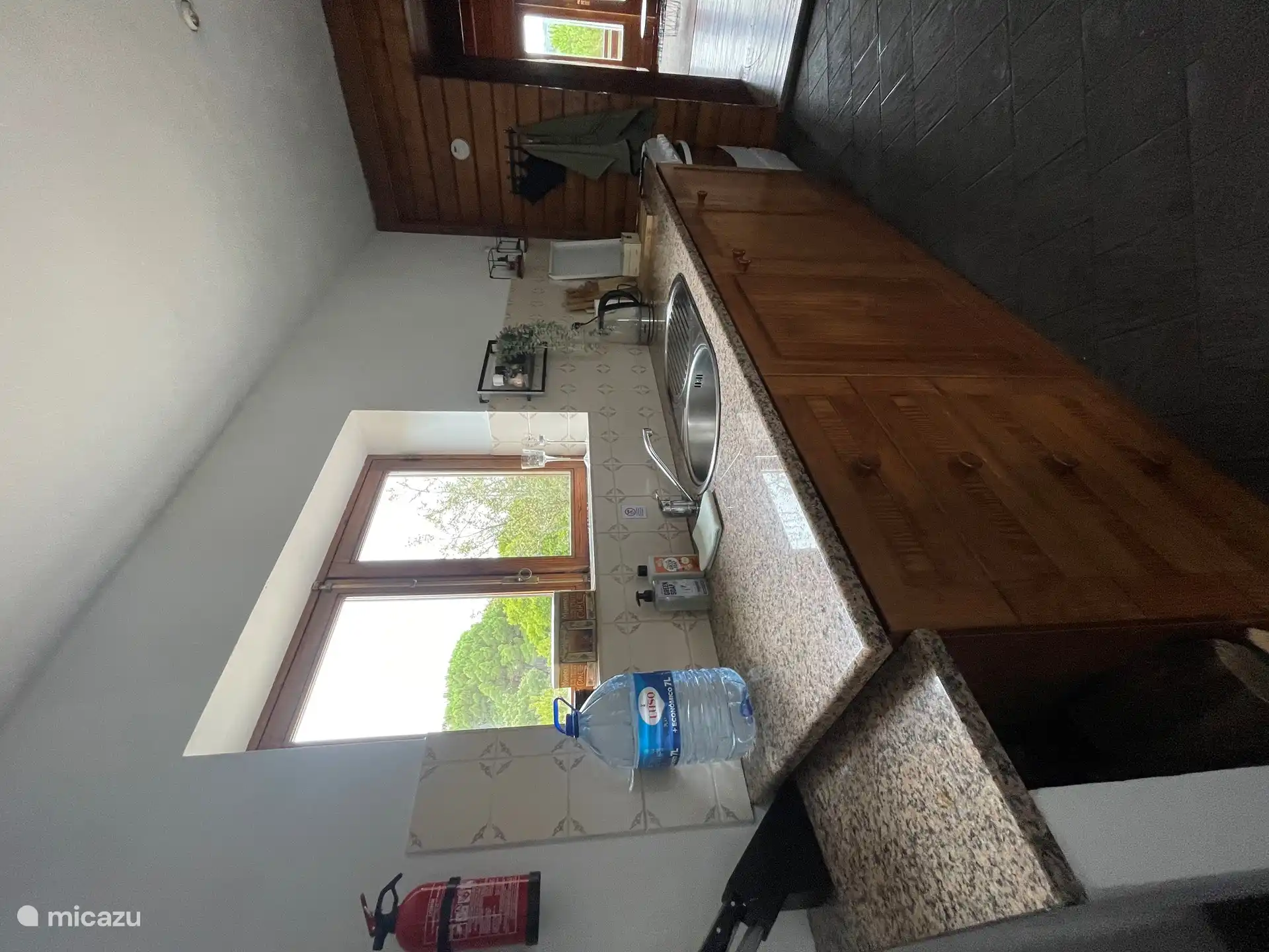 Die Küche mit einem Gasherd und einem Holzschuppen, der das Haus wunderbar heizt