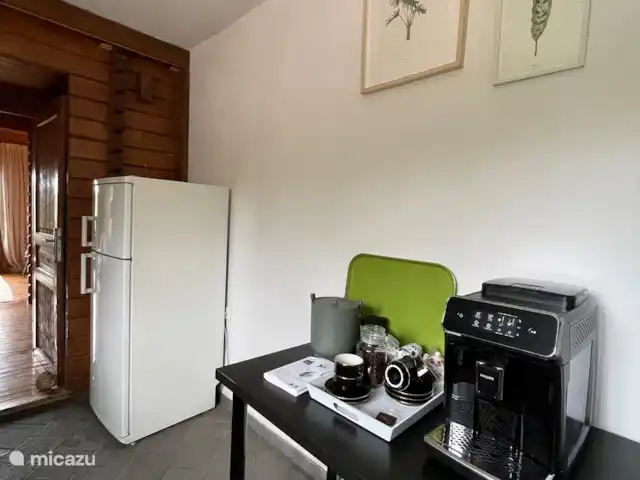 Location de Vacances Portugal, Coimbra, Covas, cabane en bois / lodge - Casa Vista Bonita Cuisine avec réfrigérateur avec compartiment congélateur et une machine à café en grains entièrement automatique.
