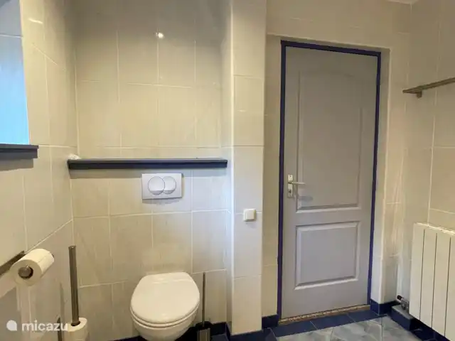 Location de Vacances Portugal, Coimbra, Covas, cabane en bois / lodge - Casa Vista Bonita La salle de bain avec porte donnant sur un petit couloir