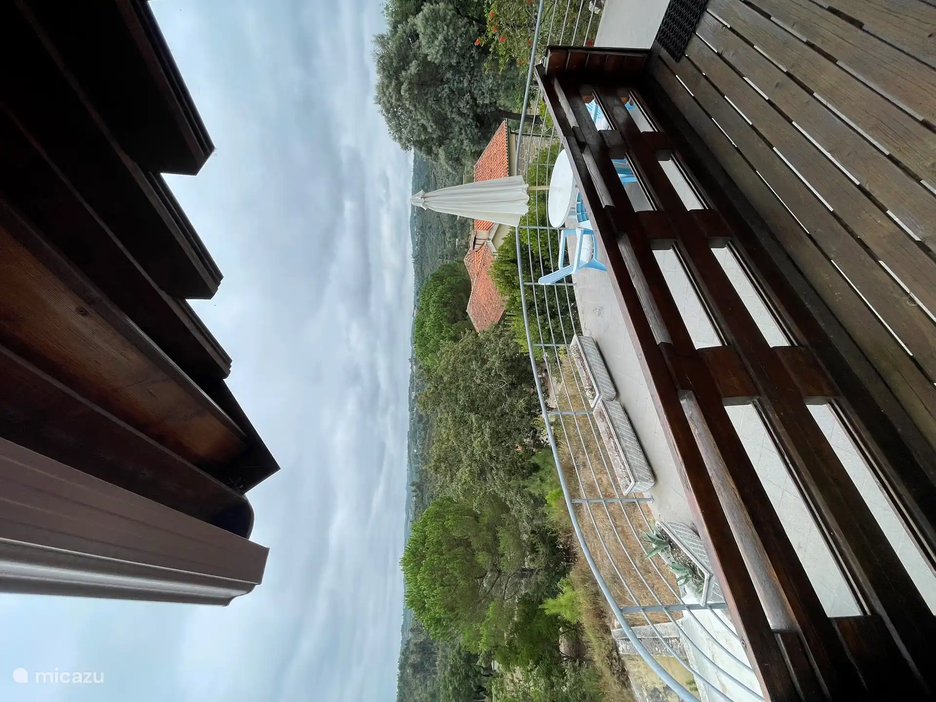 Der weite Blick von der Terrasse und dem Dach ist von unserem Haus, das etwas niedriger ist.