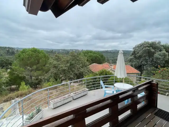 Location de Vacances Portugal, Coimbra, Covas, cabane en bois / lodge - Casa Vista Bonita La vue large depuis la terrasse, et le toit est de notre maison qui est un peu plus bas.