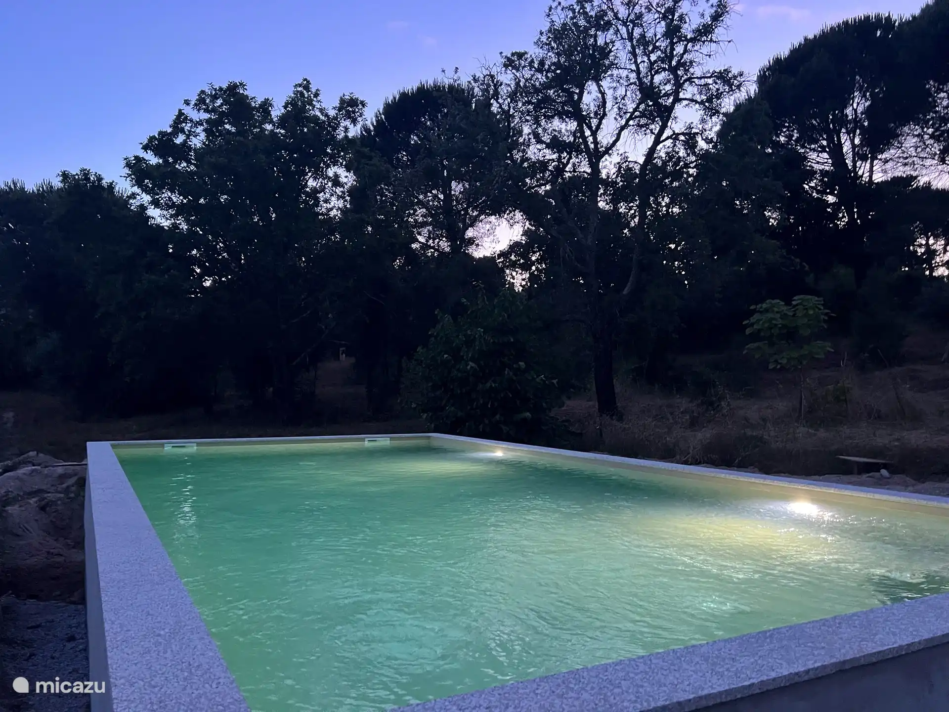 Der Pool ist nachts beleuchtet