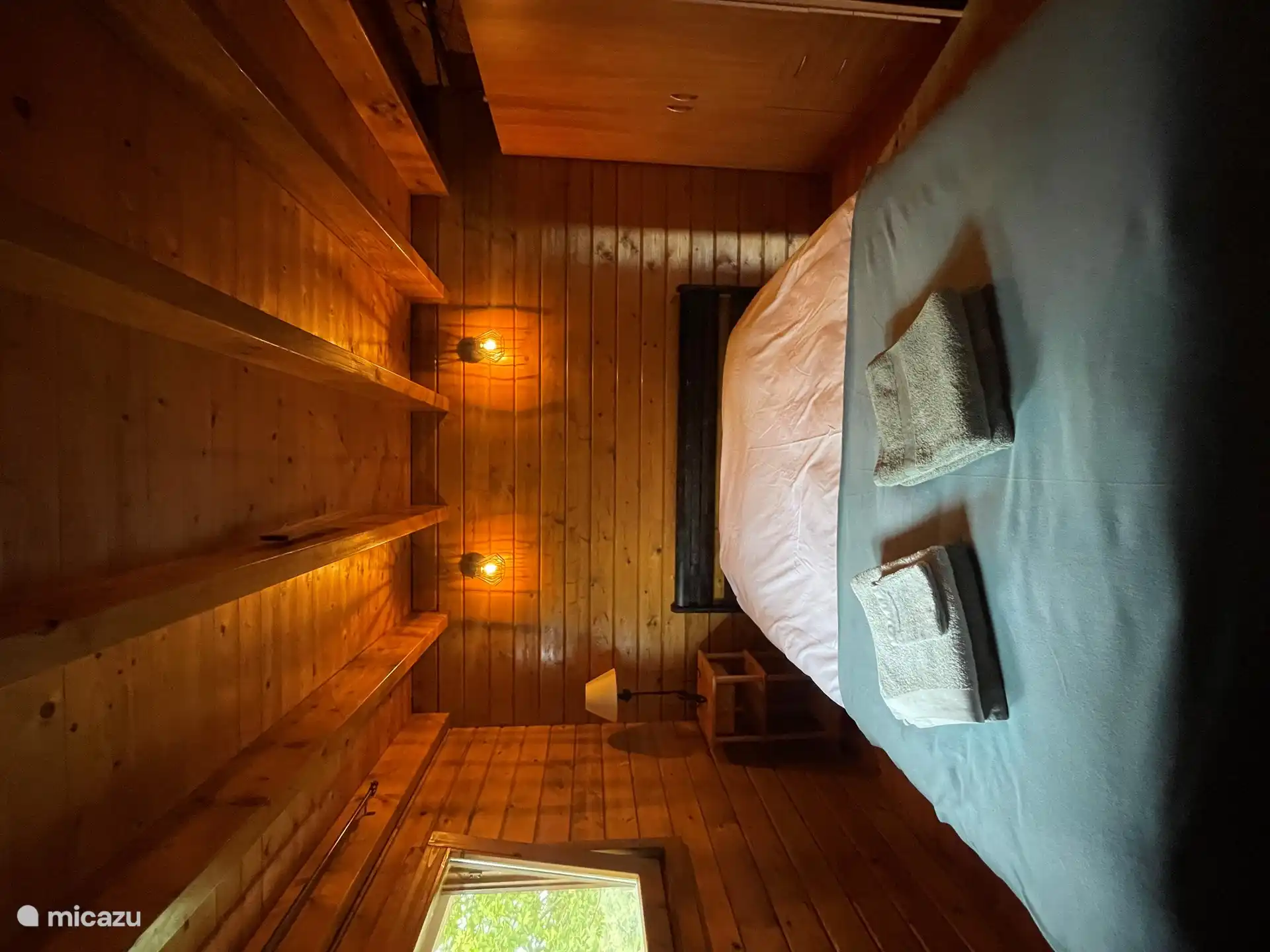 Das Schlafzimmer mit einem Doppelbett 160 x 200 mt und einem Kleiderschrank