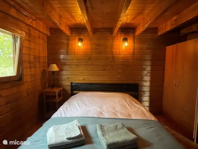 Location de Vacances Portugal, Coimbra, Covas, cabane en bois / lodge - Casa Vista Bonita La chambre avec un lit double 160 x 200 mt, et une armoire