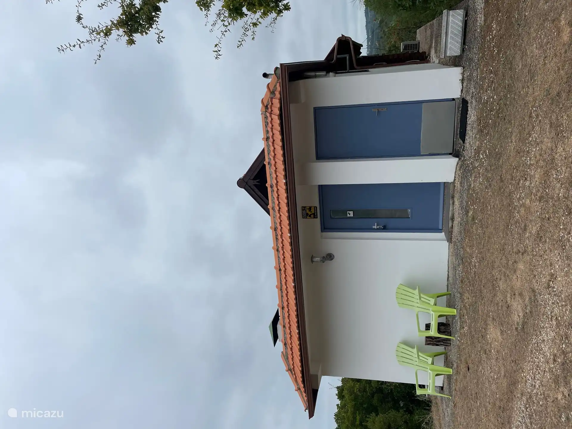 Vorderseite des hölzernen Ferienhauses