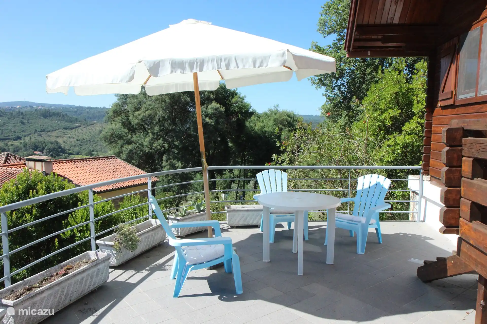 Terrasse mit herrlichem Blick auf die Sera Estrela und Colcurinho