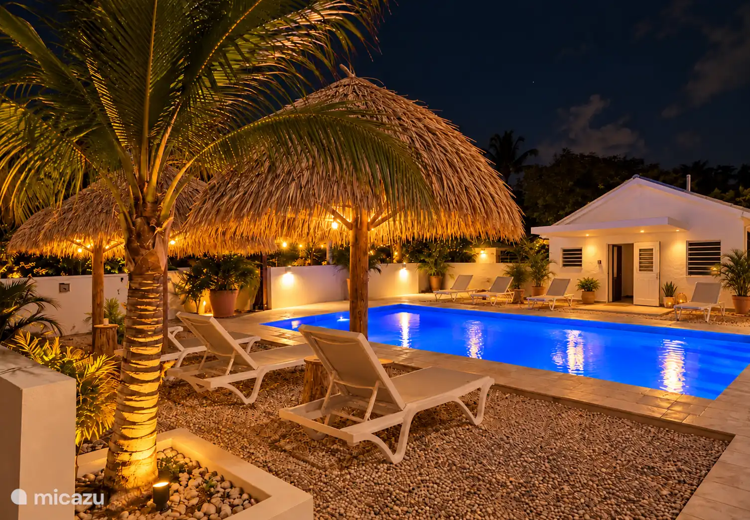 Piscina con iluminación exterior