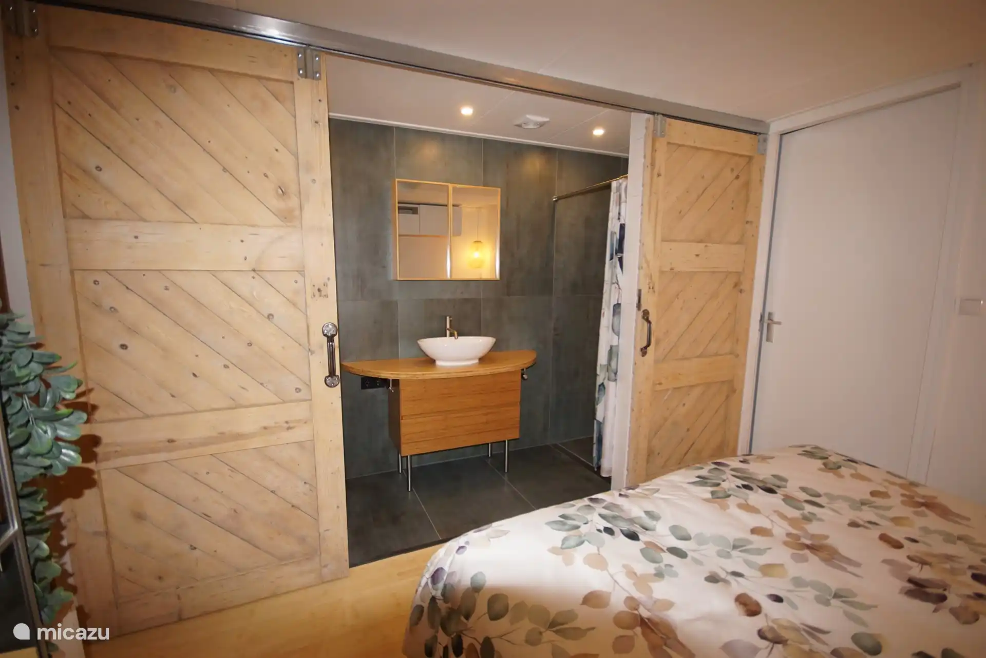 Badkamer met badkamermeubel met 2 lades en een dubbel spiegelkastje.