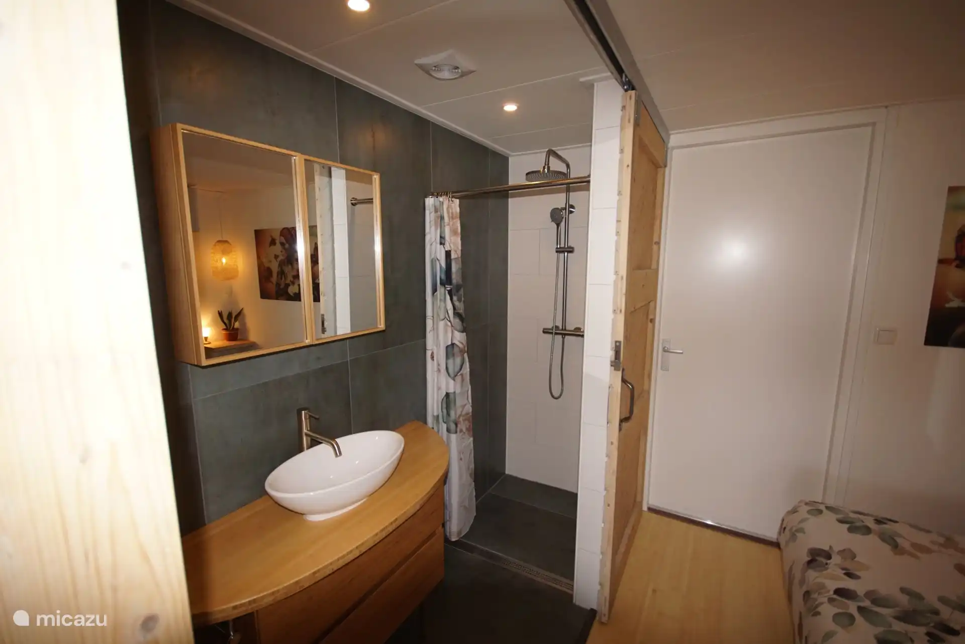 De regendouche waar je eventueel met een rollator naar toe kunt lopen.