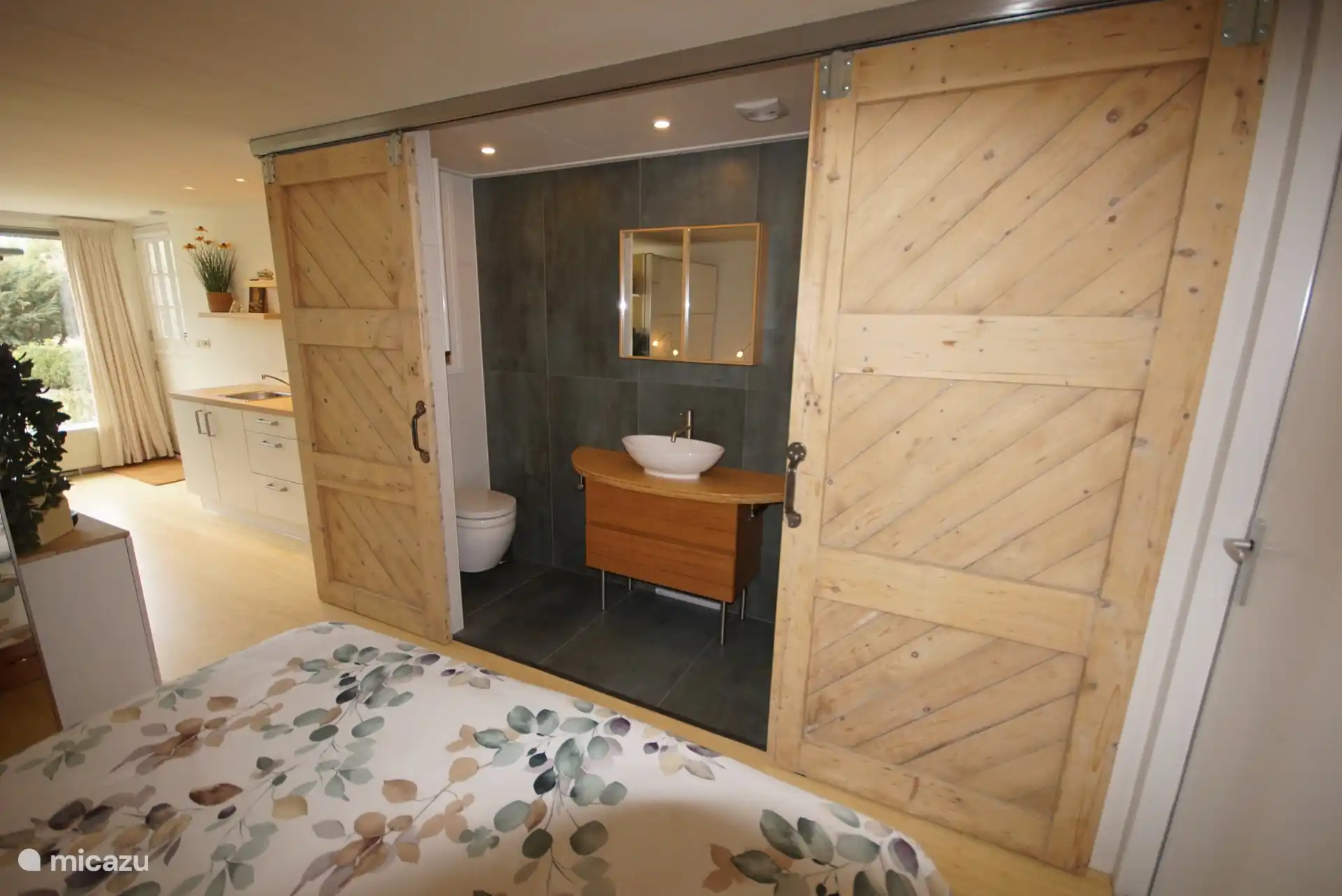 Het toilet waar je eventueel met een rollator naar toe kunt lopen.