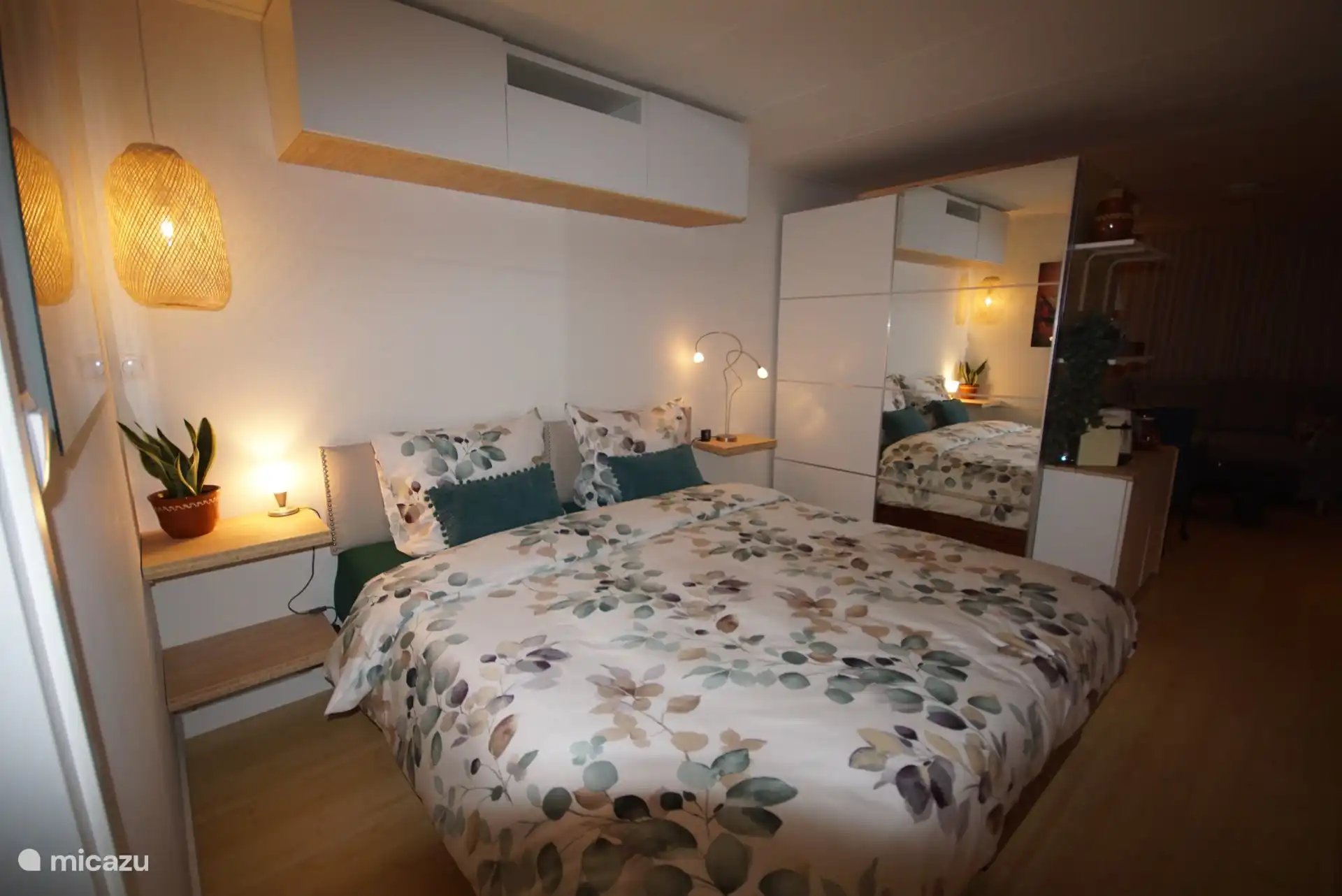 In het slaapgedeelte vind je ook gezellig lichtjes en een grote kledingkast.