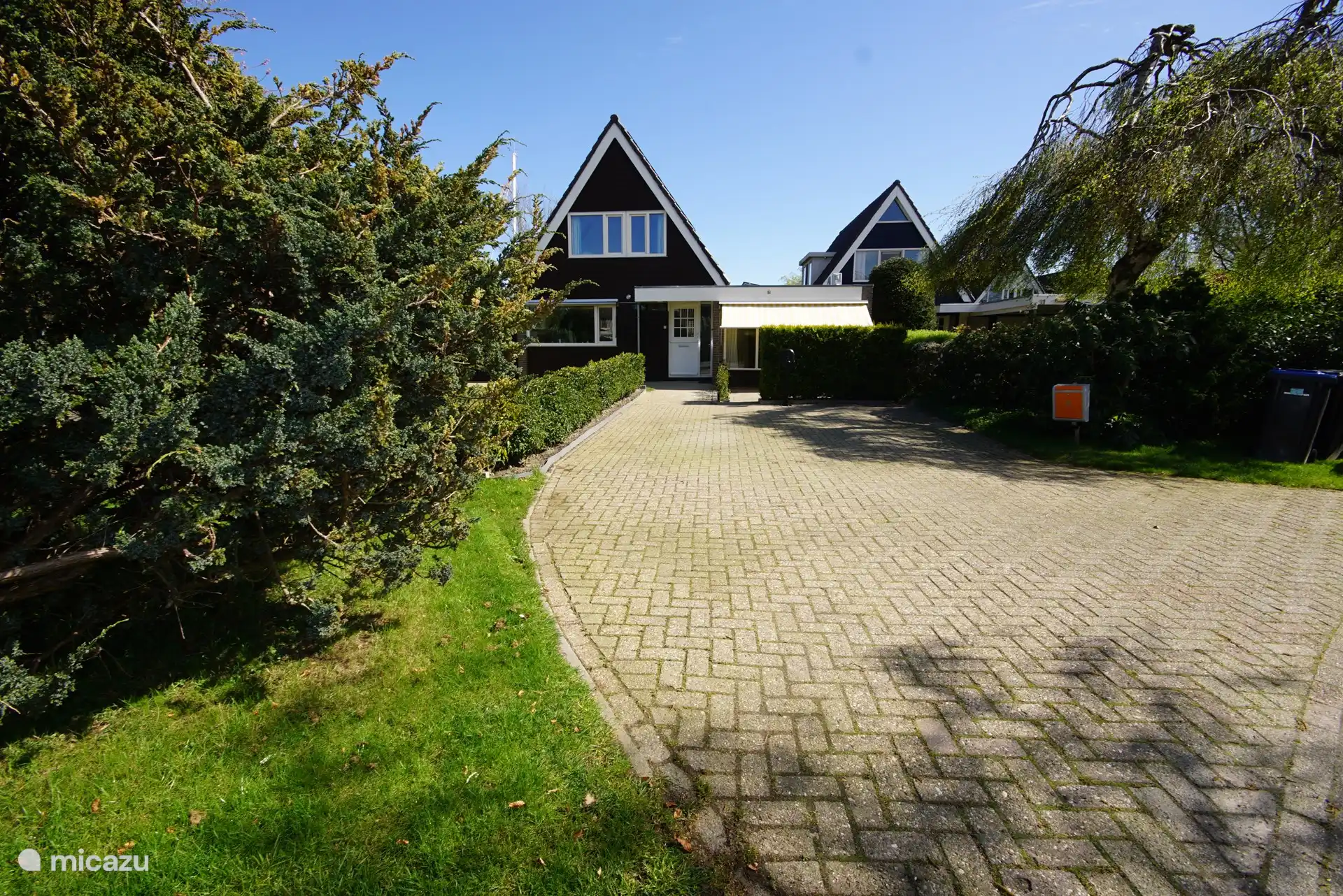 Op de ruime oprit is een parkeerplaats voor je gereserveerd.