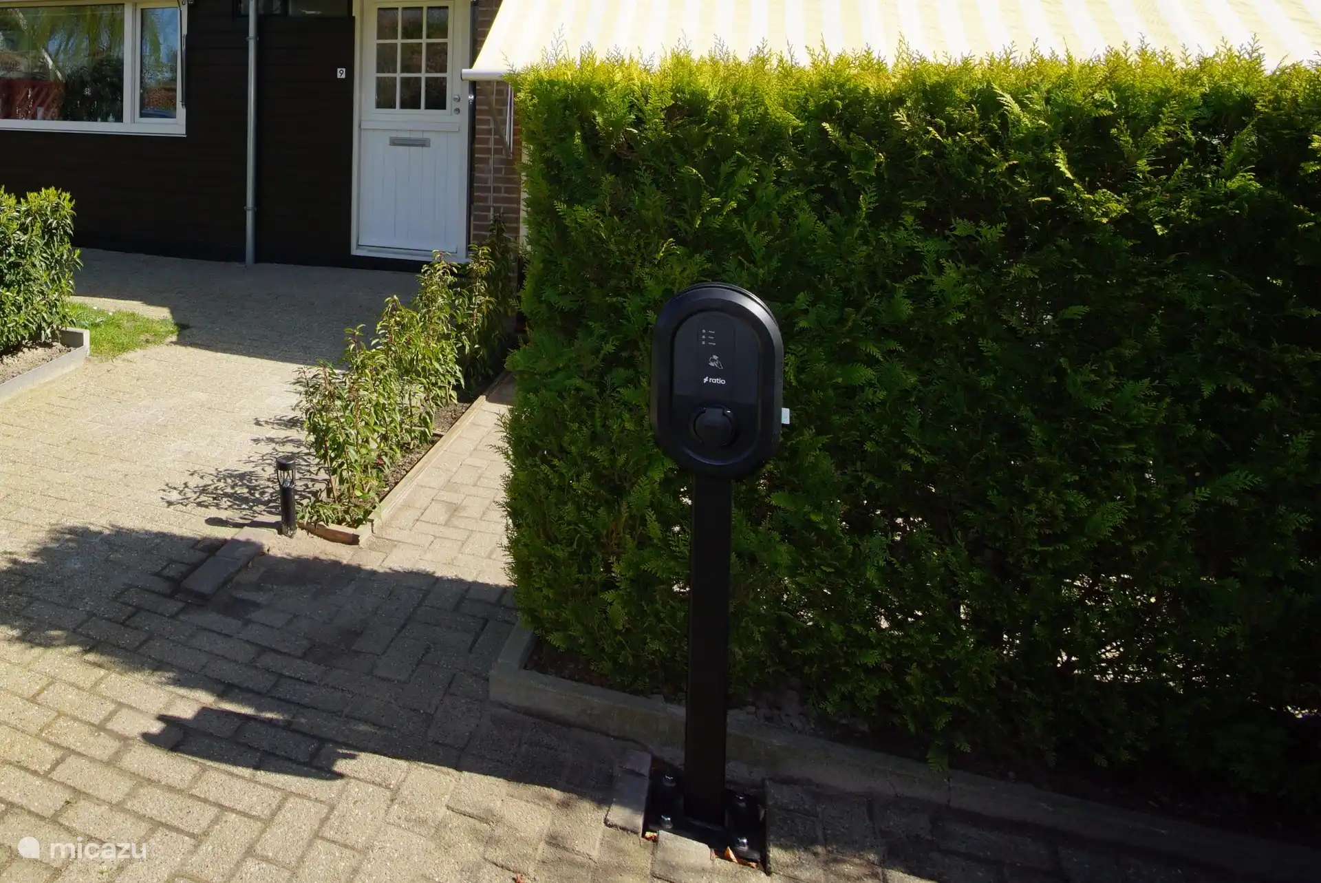 Kom je met een elektrische auto dan kun je de accu's laden met je eigen laadpas via de privé laadpaal op de oprit.