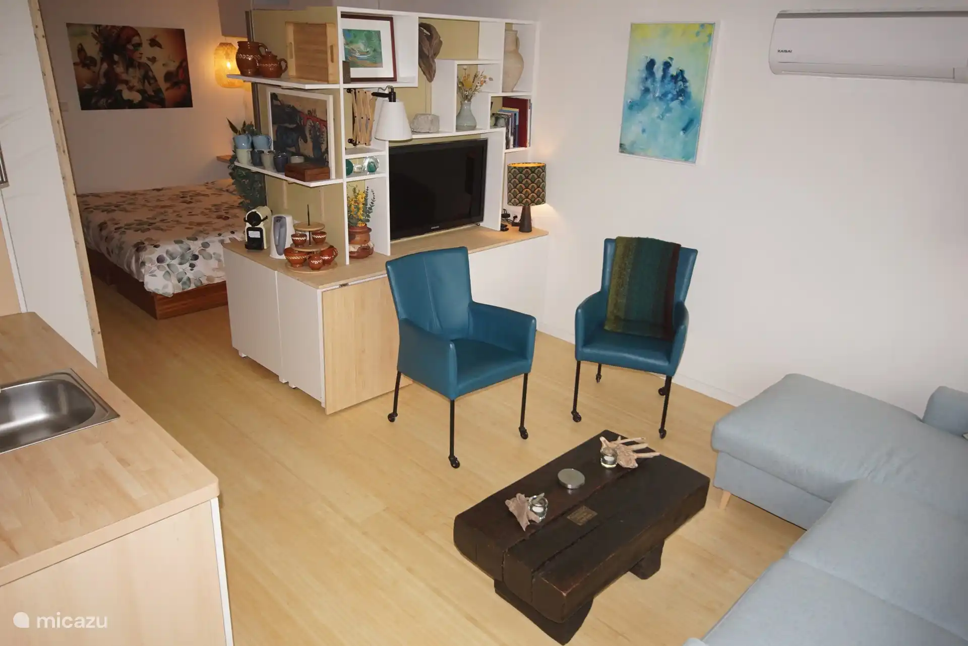 Zitgedeelte studio met daarachter het slaapgedeelte