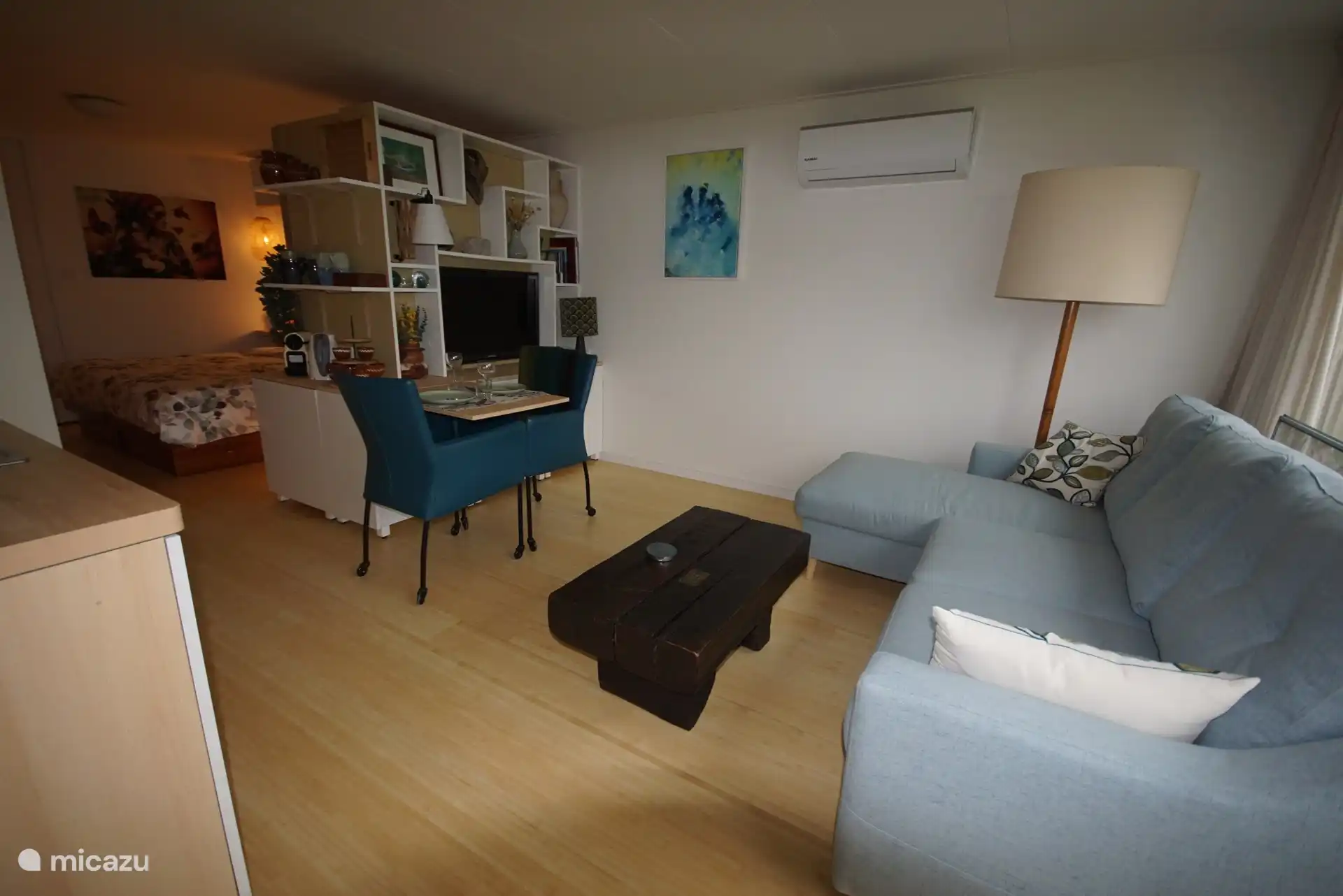 De eettafel kan uitgeklapt worden om gezellig samen te kunnen eten, een spelletje te doen of om aan te werken.