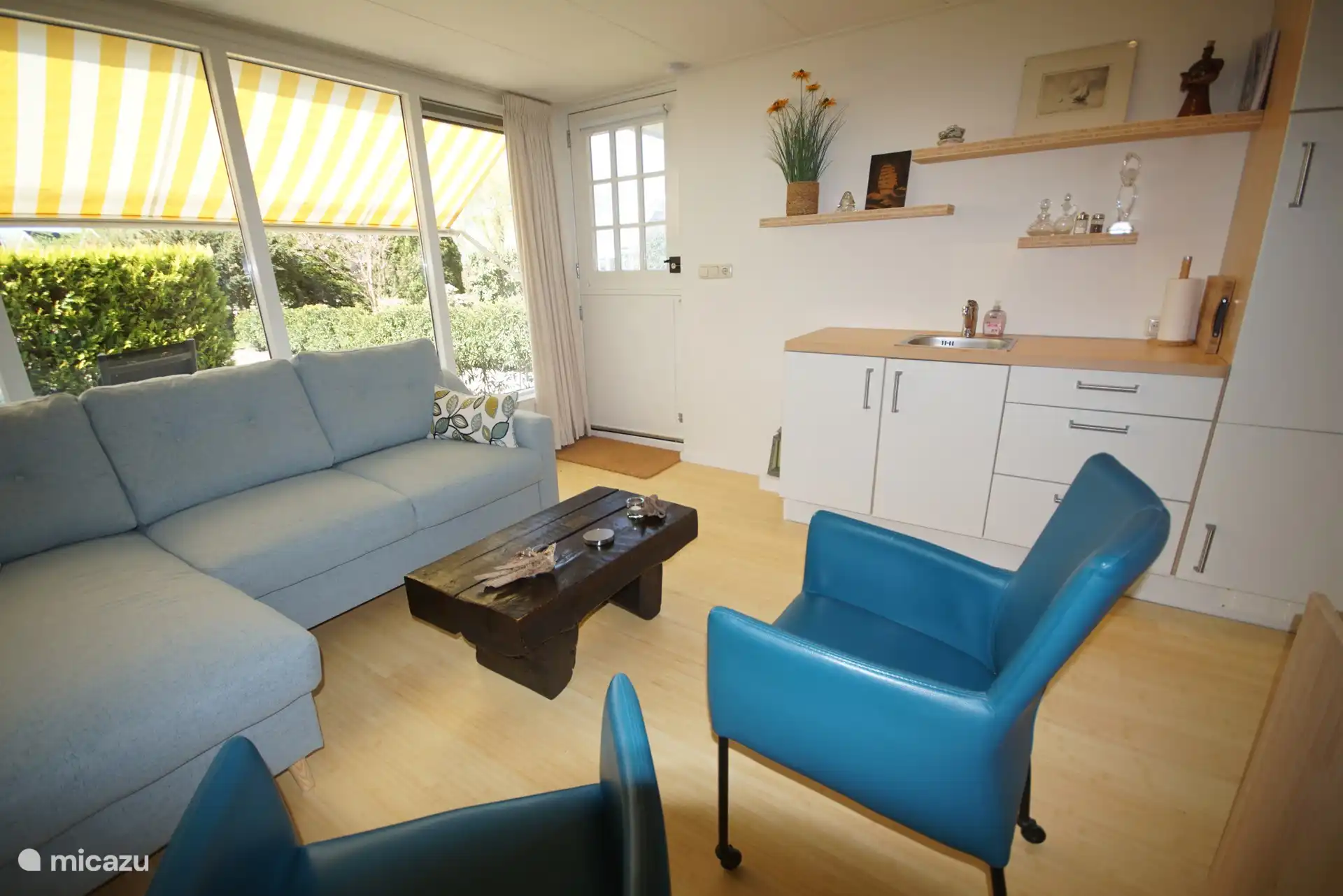 De vakantiestudio heeft een privé voordeur waarvan het bovenste gedeelte apart geopend kan worden.