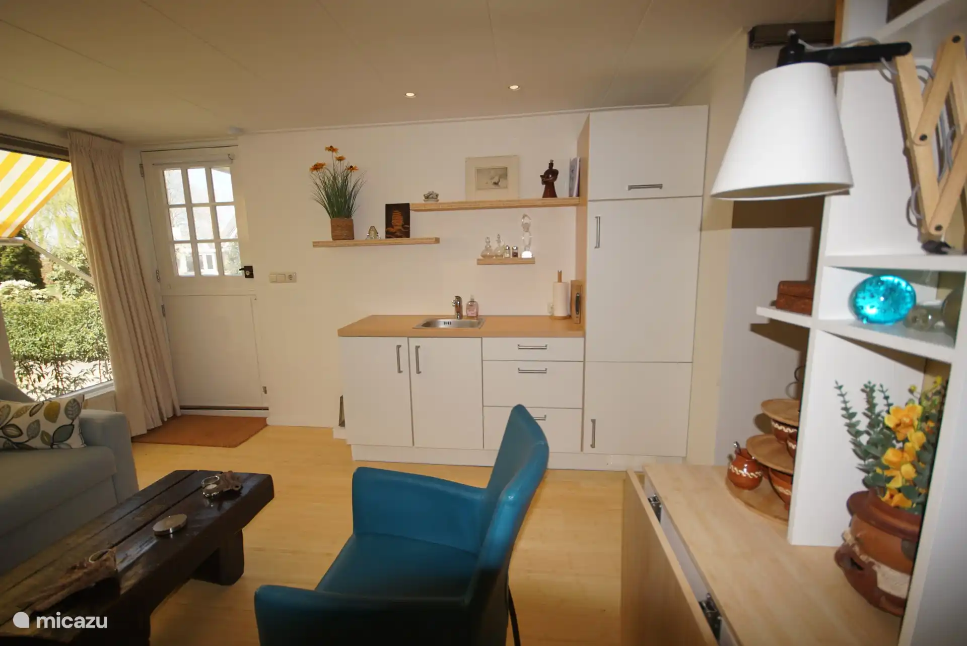 In het kleine keukentje vind je een elektrische 2-pits kookplaat, een airfryer, een grote koelkast met daaronder een groot vriesgedeelte. Verder zijn er o.a. pannen, borden, bestek, keukenlinnen.