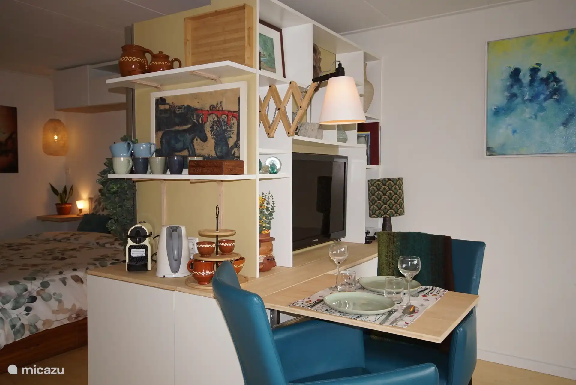 In de koffiehoek staat een senseo en een waterkoker. Er zijn koffiecups, koffiemelk, suiker en theezakjes om jullie verblijf een leuke start te geven.