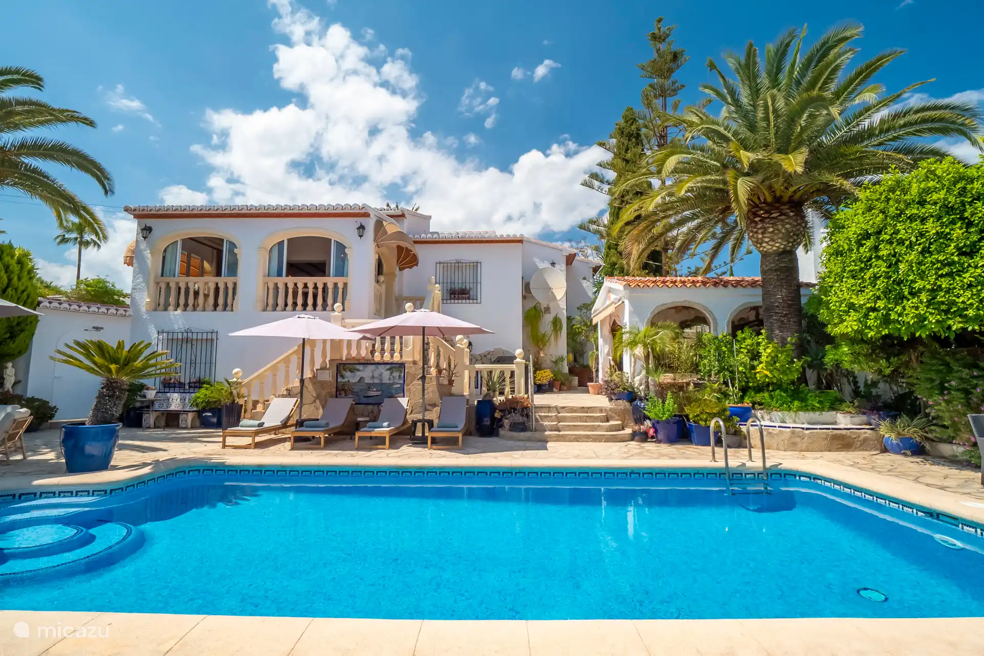 Überblick über das Haus und das Vordach mit Essbereich