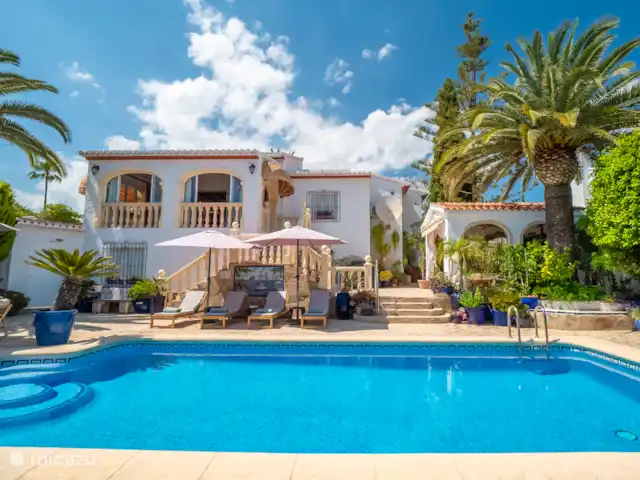 Casa Rosa en España, Costa Blanca, Benitachell - villa Visión general de la casa y el dosel con comedor