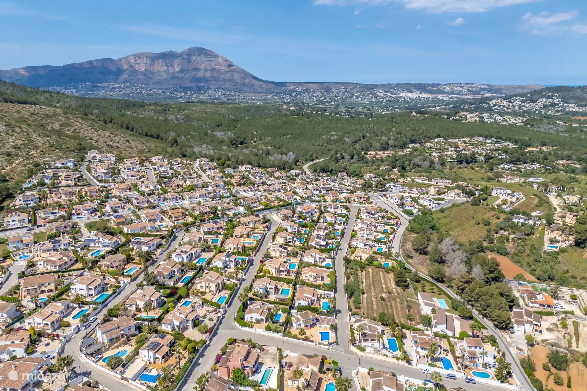 Eine angenehme und ruhige Wohngegend. Auf diesem Foto sehen Sie den Elefantenberg Montgo, das Naturschutzgebiet zwischen Javea und Denia.
