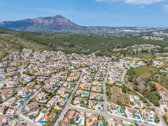 Casa Rosa en España, Costa Blanca, Benitachell - villa Una zona residencial agradable y tranquila. En esta foto se puede ver la montaña elefante del Montgó, la reserva natural entre Jávea y Denia.