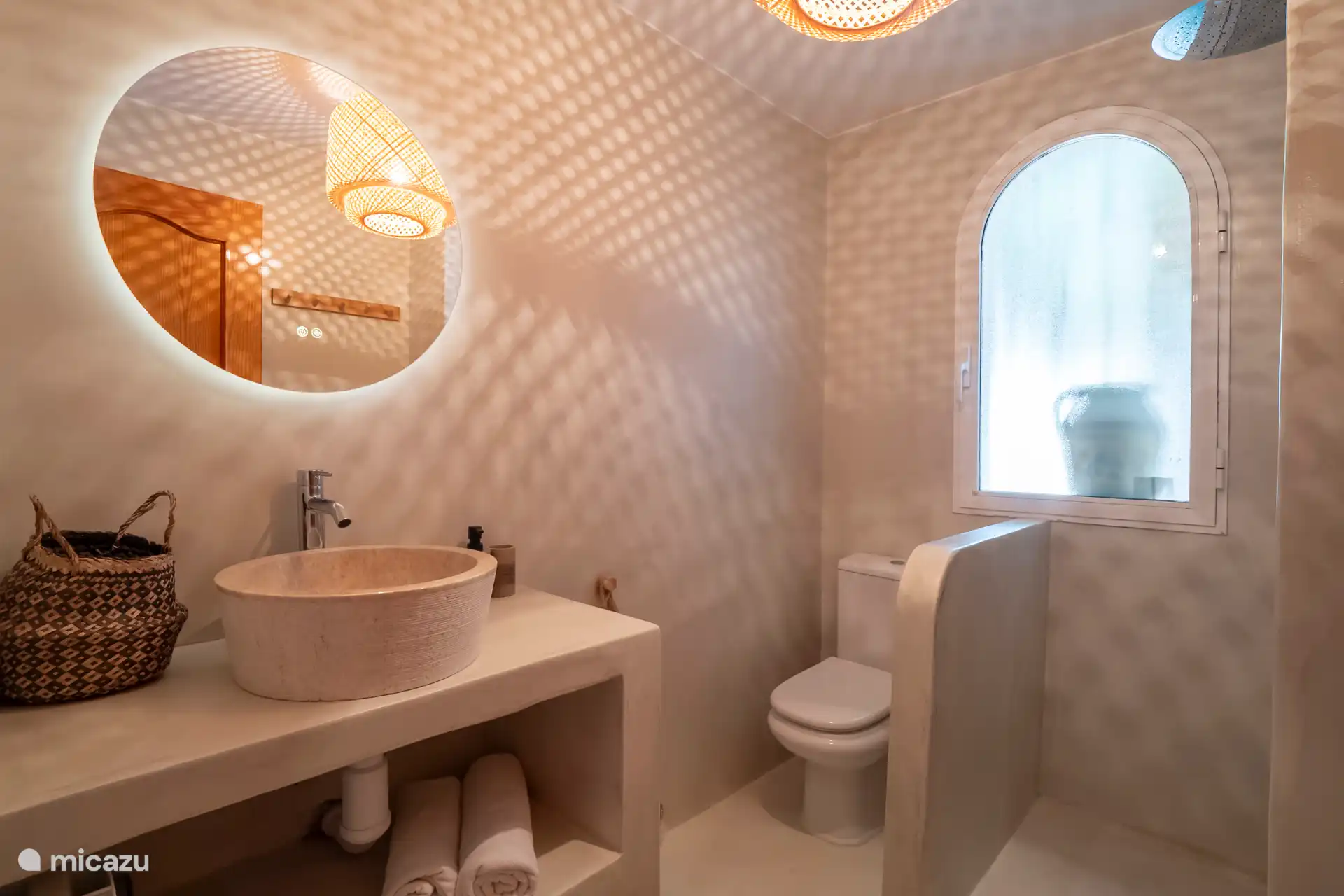 Schönes modernes Badezimmer