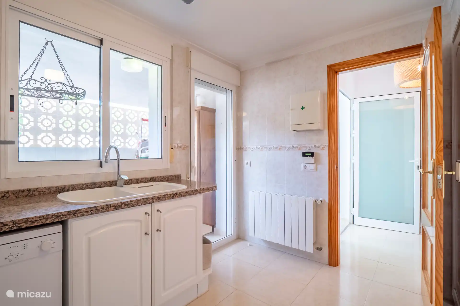 Geräumige Küche mit Geschirrspüler