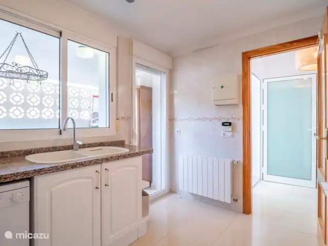 Casa Rosa en España, Costa Blanca, Benitachell - villa Amplia cocina con lavavajillas