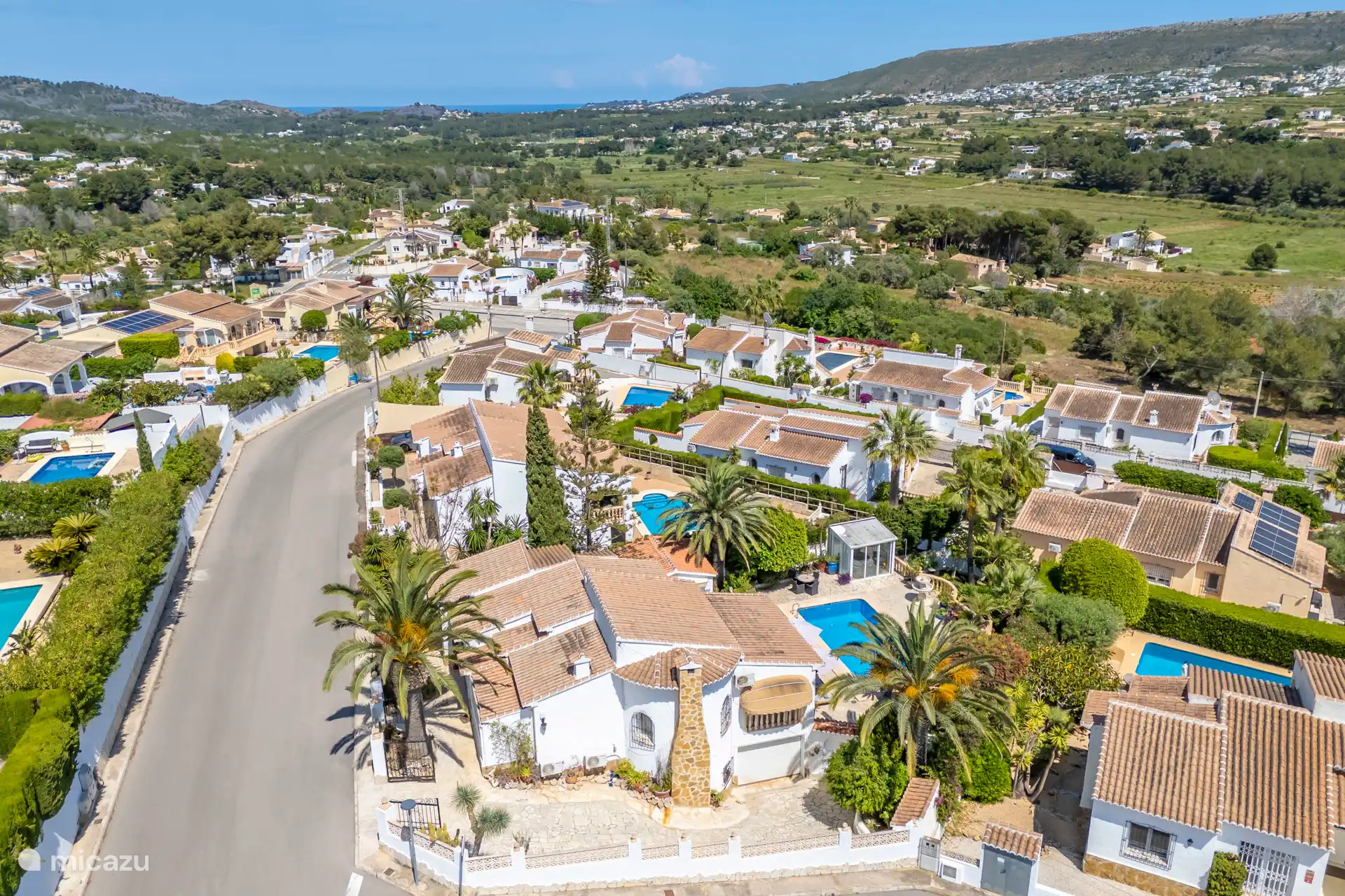 Drohnenblick auf das Haus mit dem Meer in der Ferne