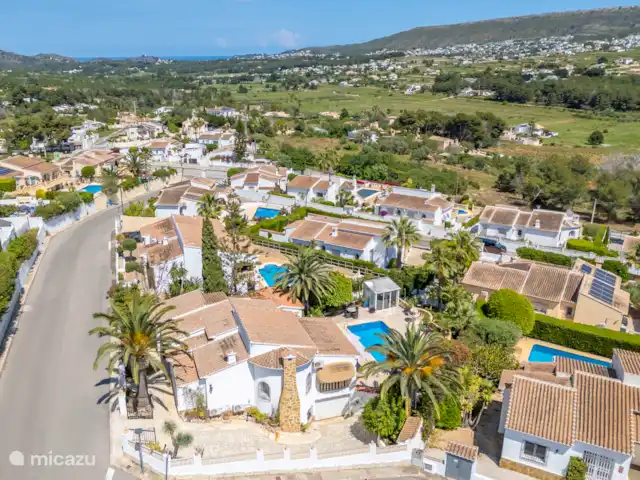 Casa Rosa en España, Costa Blanca, Benitachell - villa Vista de dron de la casa con el mar a lo lejos