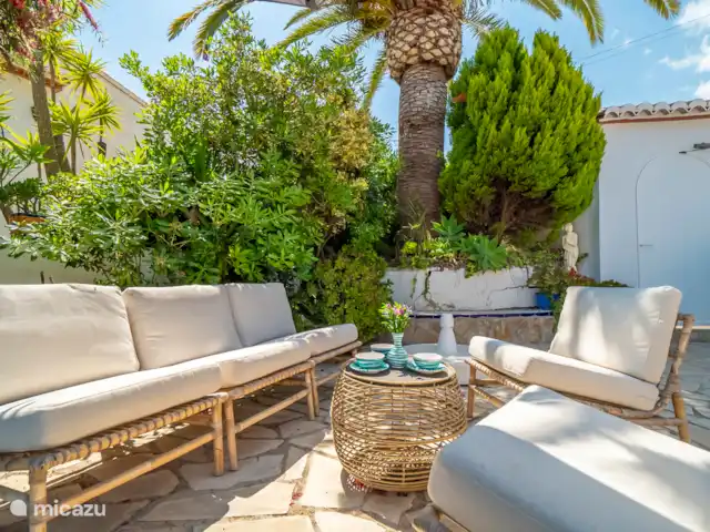 Casa Rosa en España, Costa Blanca, Benitachell - villa Salón en el jardín verde