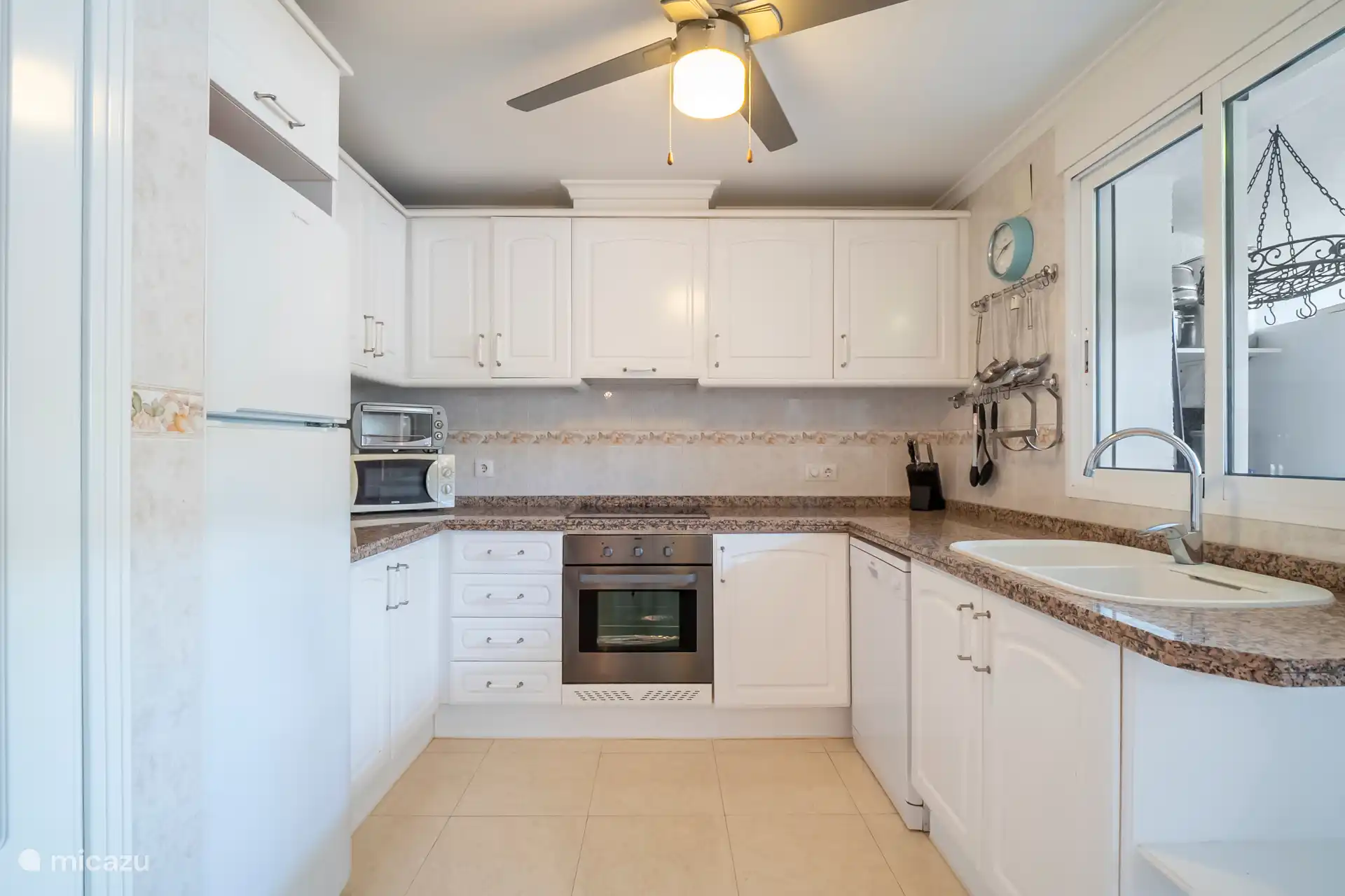 Angenehme Küche mit allen notwendigen Geräten