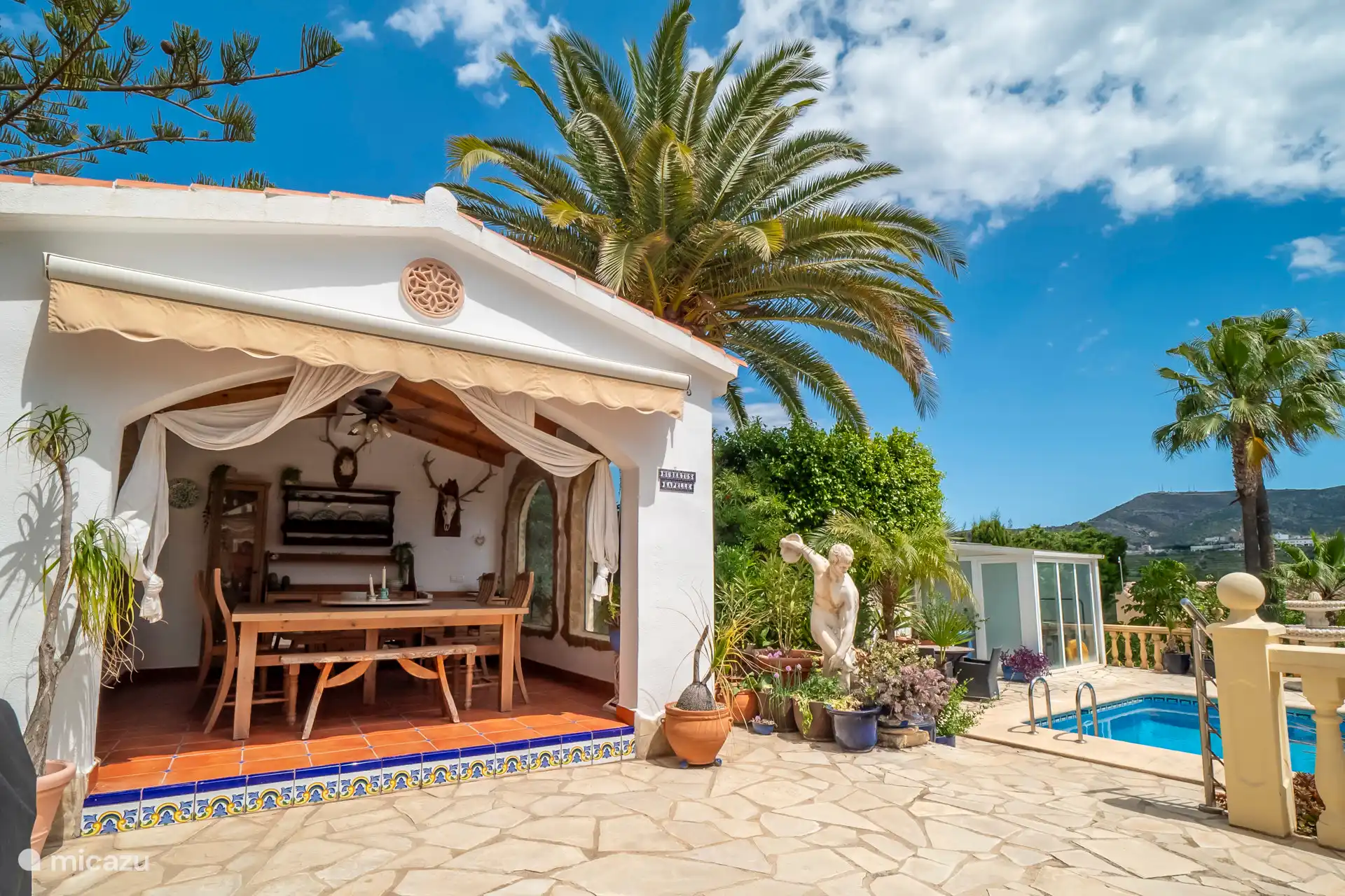 Vordach mit Essbereich