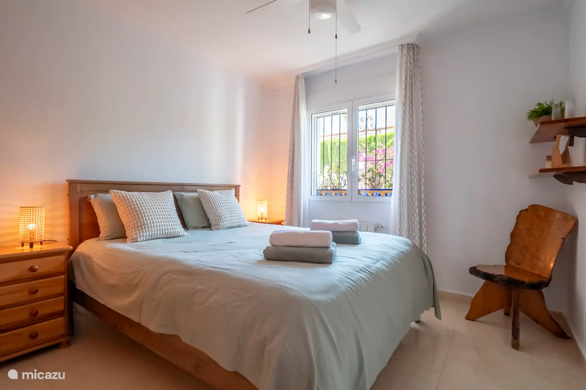 Schlafzimmer mit Doppelbett