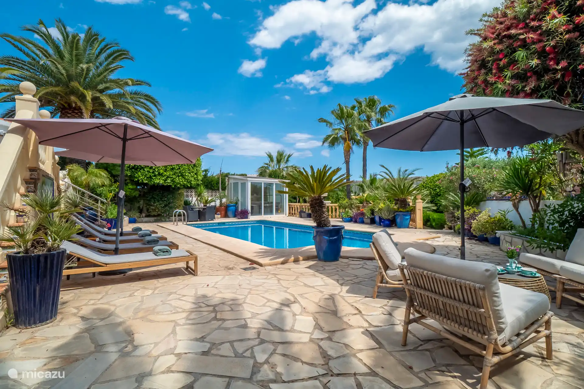 Sonnenschirme und Liegen stehen zur Verfügung