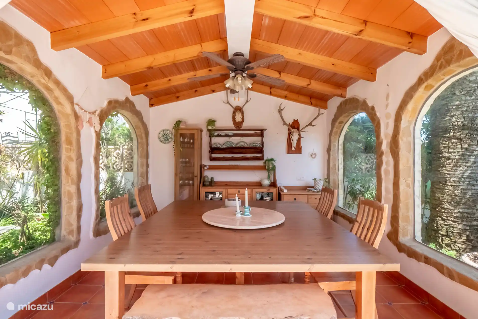 Gemütlicher Essbereich im Freien