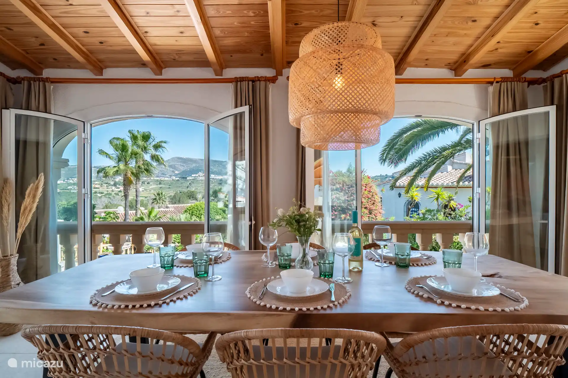 Gemütlicher Essbereich mit Aussicht