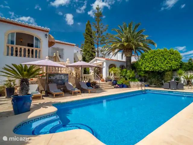 Casa Rosa en España, Costa Blanca, Benitachell - villa Precioso jardín con palmeras y piscina.