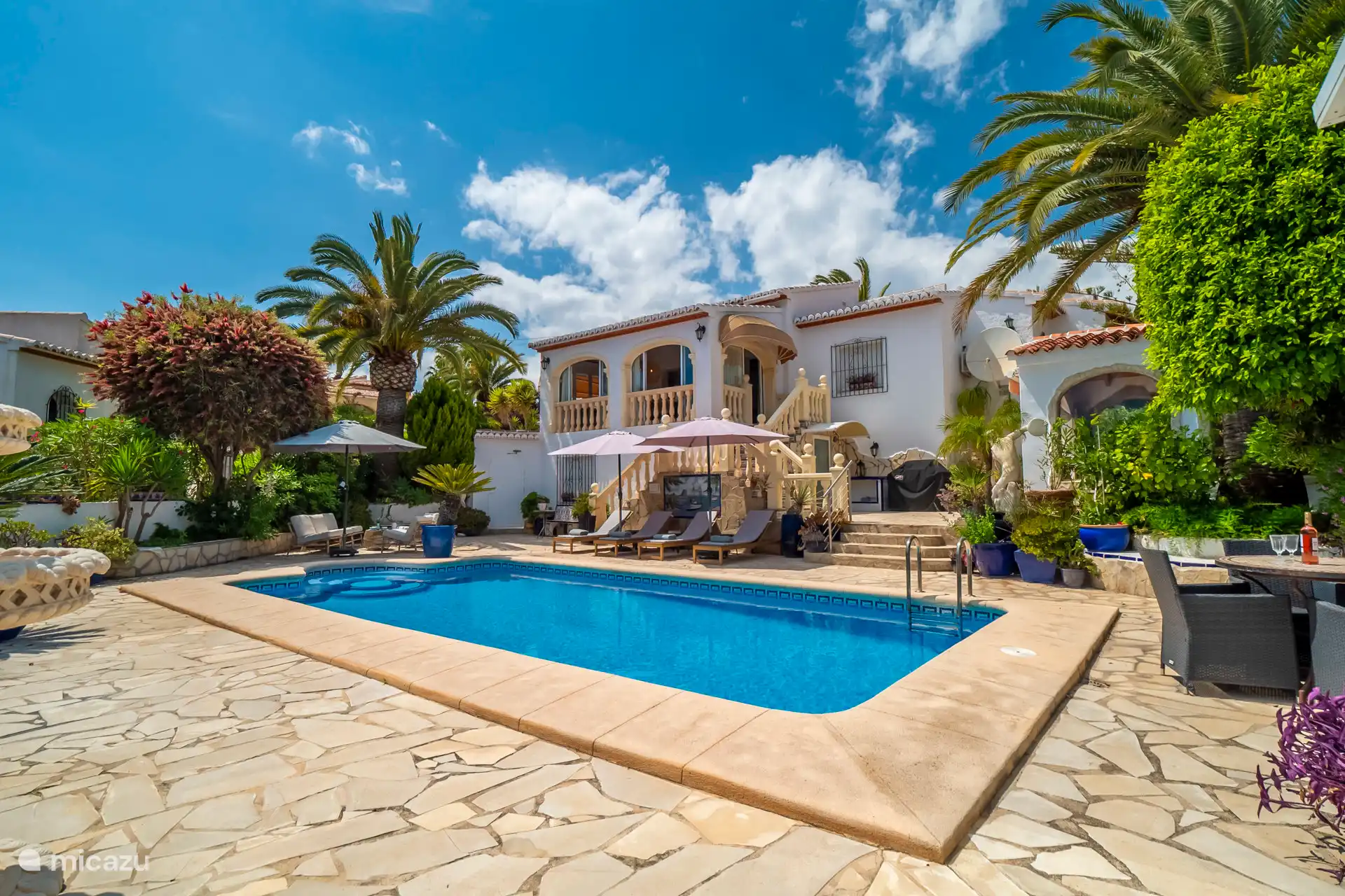 Schöne Villa mit privatem Pool und Sonnenliegen.