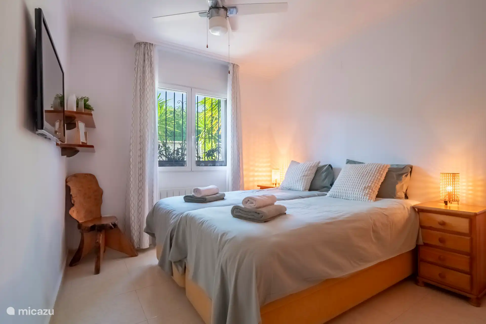 Schlafzimmer mit zwei Einzelbetten